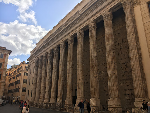 28 Piazza di Pietra