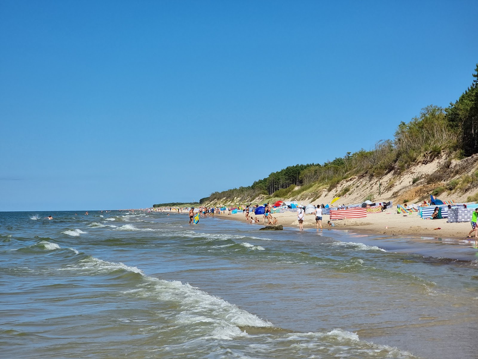 Debina Beach的照片 带有碧绿色纯水表面
