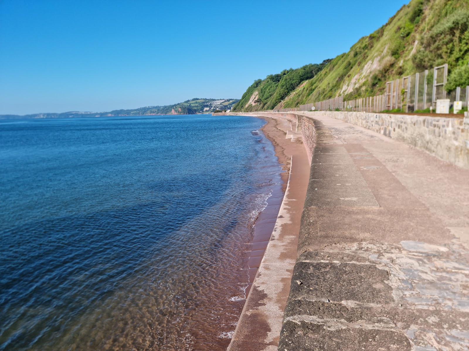 Holcombe beach'in fotoğrafı kahverengi kum yüzey ile