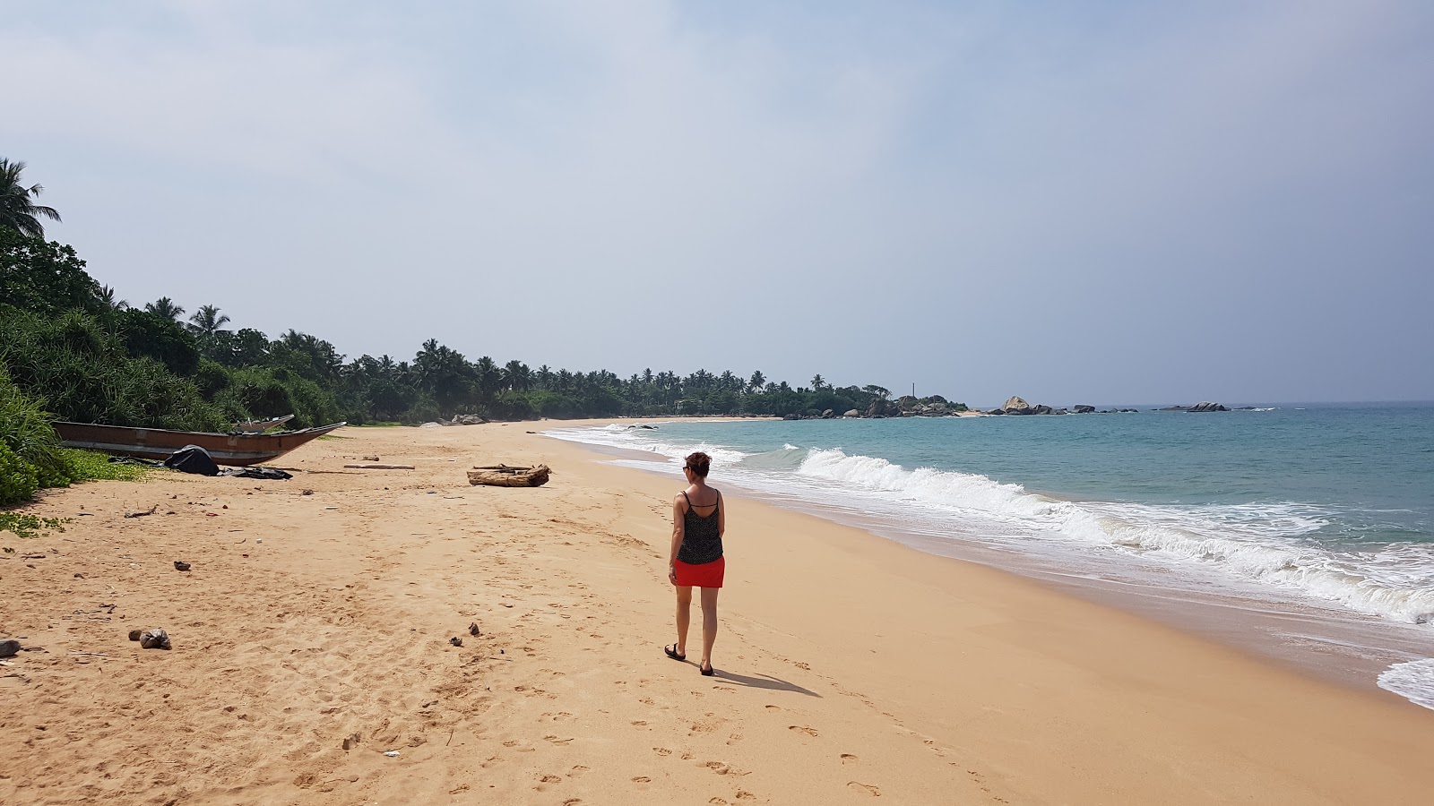 Photo de Balapitiya Beach avec l'eau turquoise de surface
