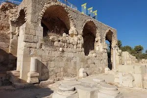 Beit Guvrin Amphitheater image