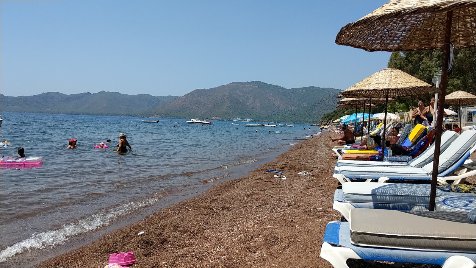 Erine beach Club'in fotoğrafı uçurumlarla desteklenmiş