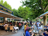 Atmosphère du Restaurant Brasserie Les Quais à Aix-les-Bains - n°13