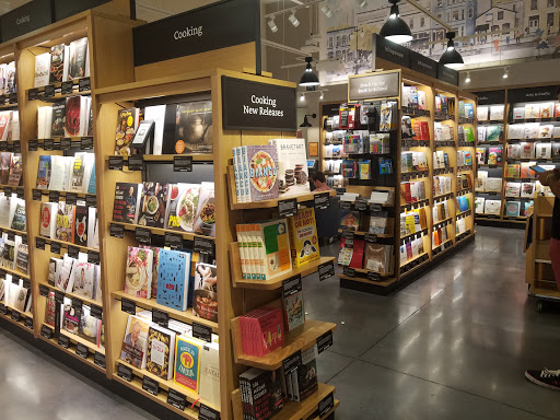 Book Store «Amazon Books», reviews and photos, 3441 N Southport Ave, Chicago, IL 60657, USA