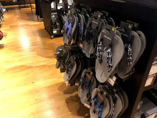 Clothing Store «Eddie Bauer Outlet», reviews and photos, 18501 Outlet Blvd #300, Chesterfield, MO 63005, USA