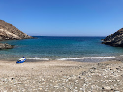 Sarakiniko Beach'in fotoğrafı düz bir kıyı şeridi ile birlikte