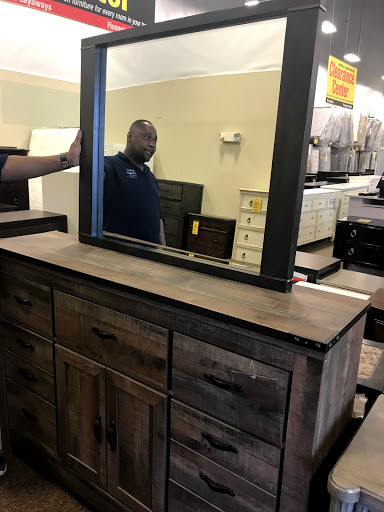 Furniture Store «Raymour & Flanigan Furniture and Mattress Clearance Center», reviews and photos, 1799 Boston Post Rd, Milford, CT 06460, USA