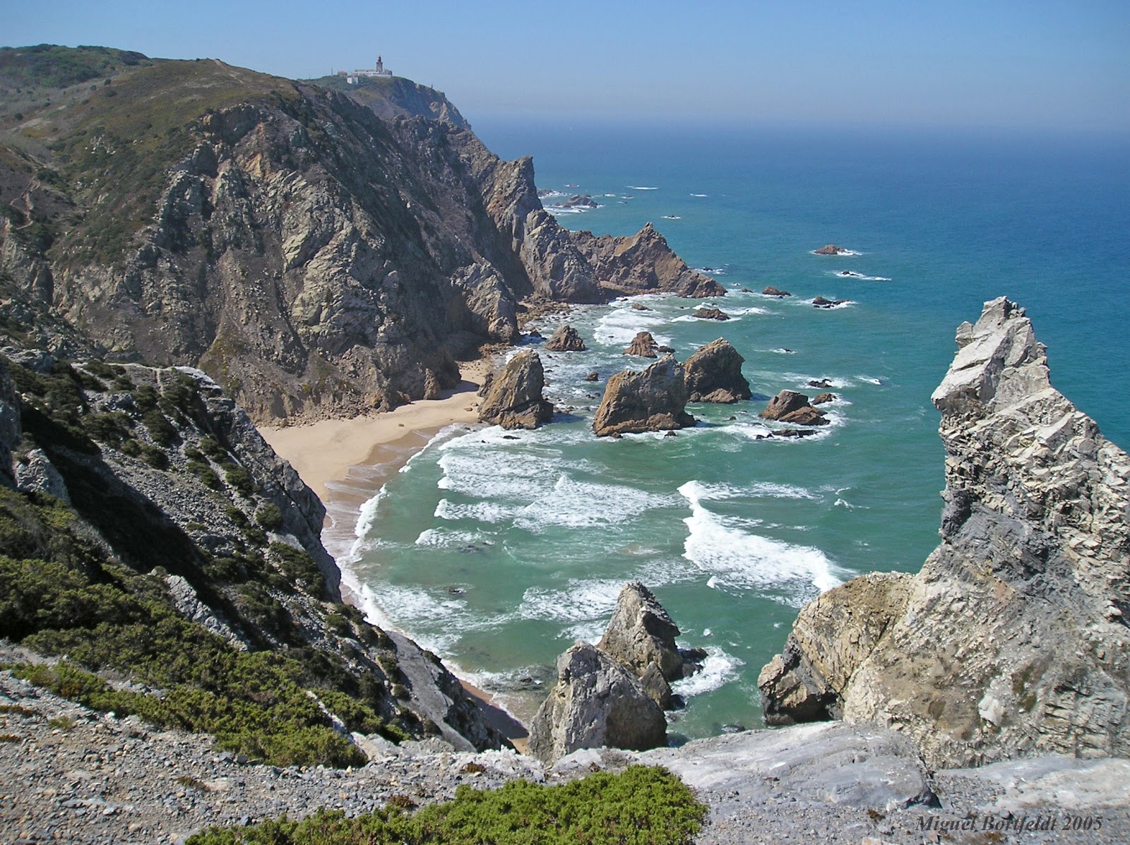 Photo de Praia da Ursa avec plusieurs moyennes baies