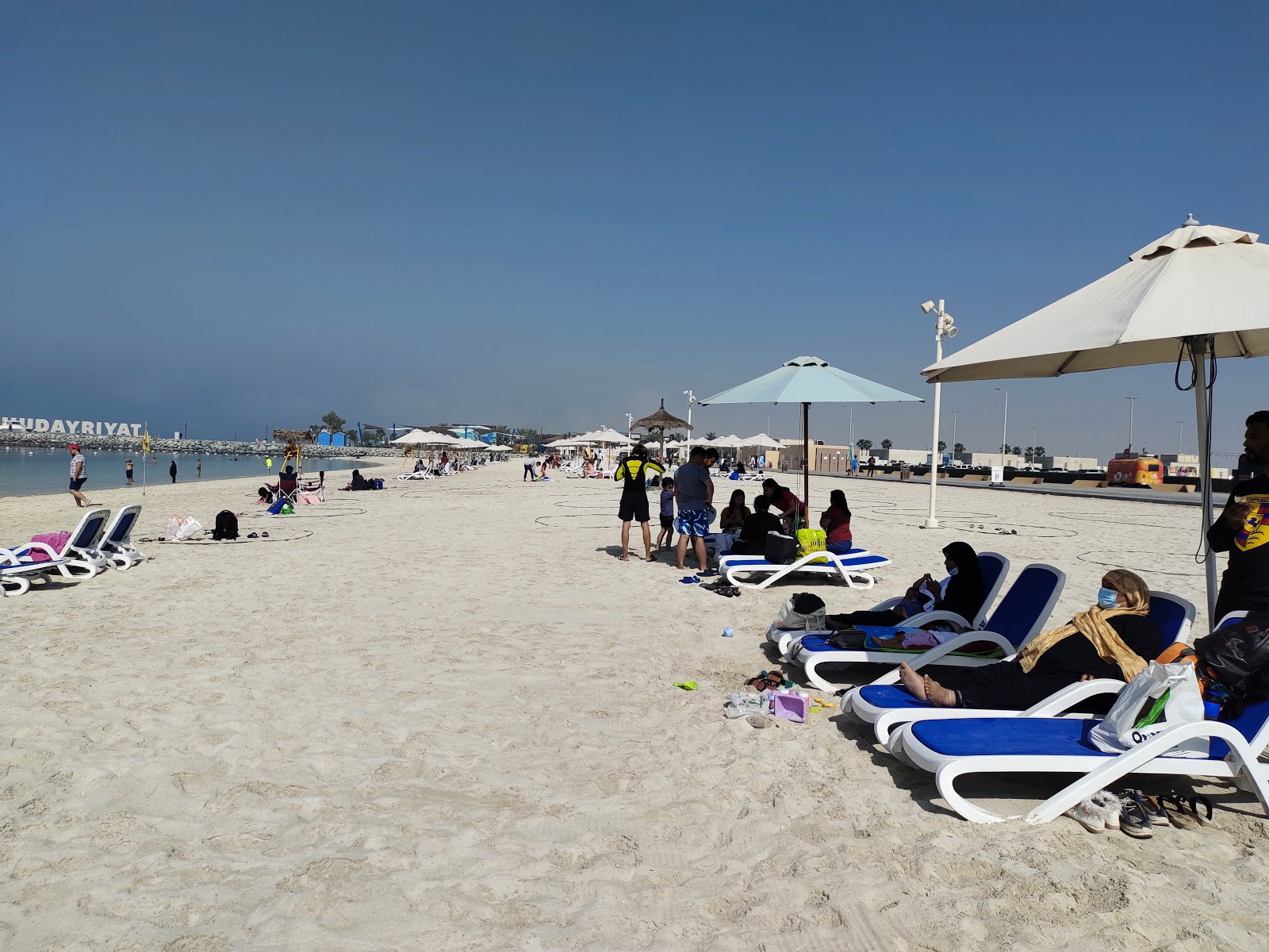 Foto af Al Hudayriat Beach og bosættelsen