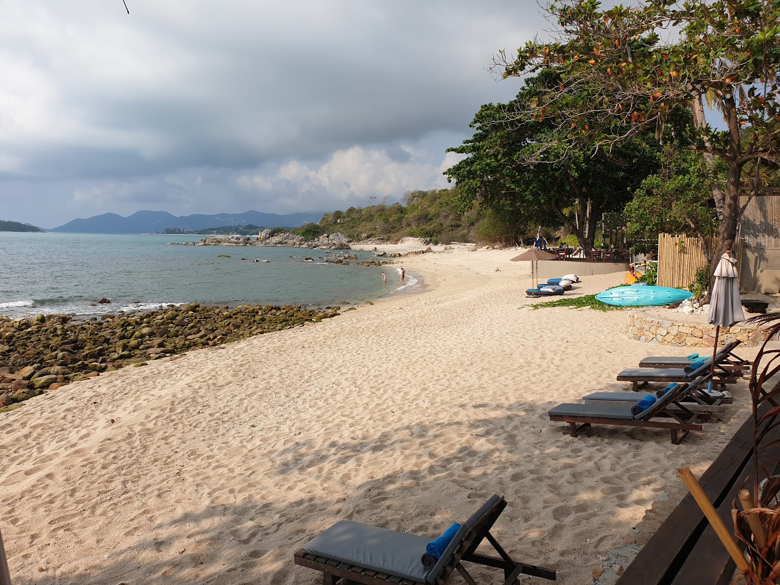 Surat Thani Beach'in fotoğrafı geniş bir kıyı şeridi ile birlikte