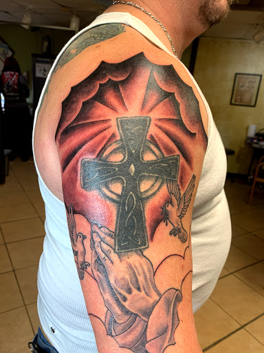 Tattoo Shop «Cross Roads Tattoo and Piercing», reviews and photos, 2070 Texas Ave, Bridge City, TX 77611, USA