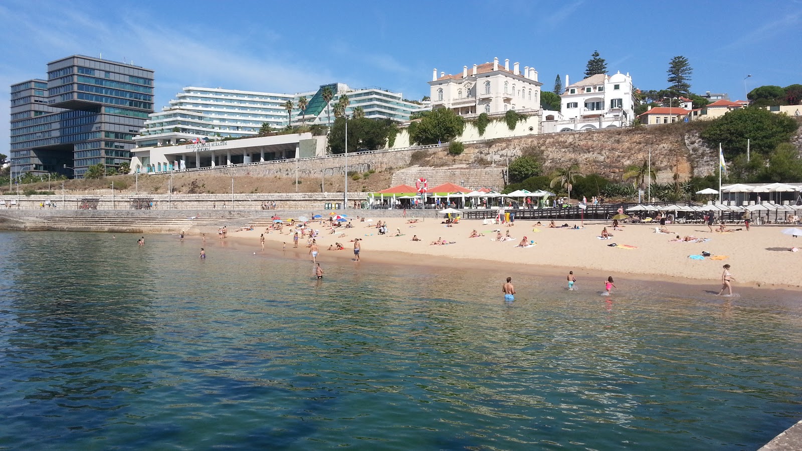 Praia das Moitas的照片 带有碧绿色纯水表面