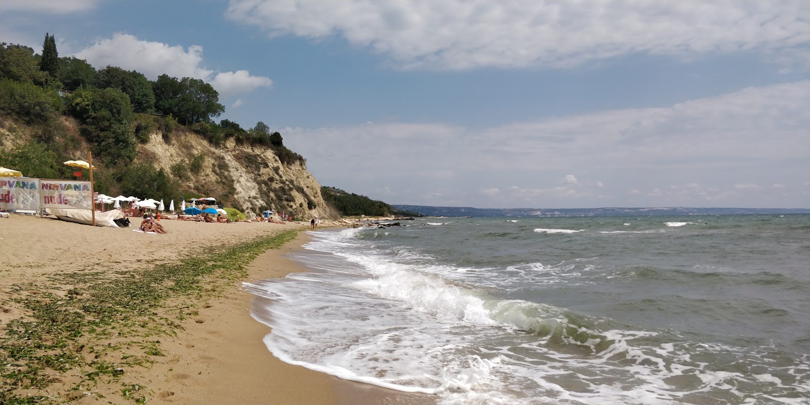 Photo de Nirvana beach entouré de montagnes