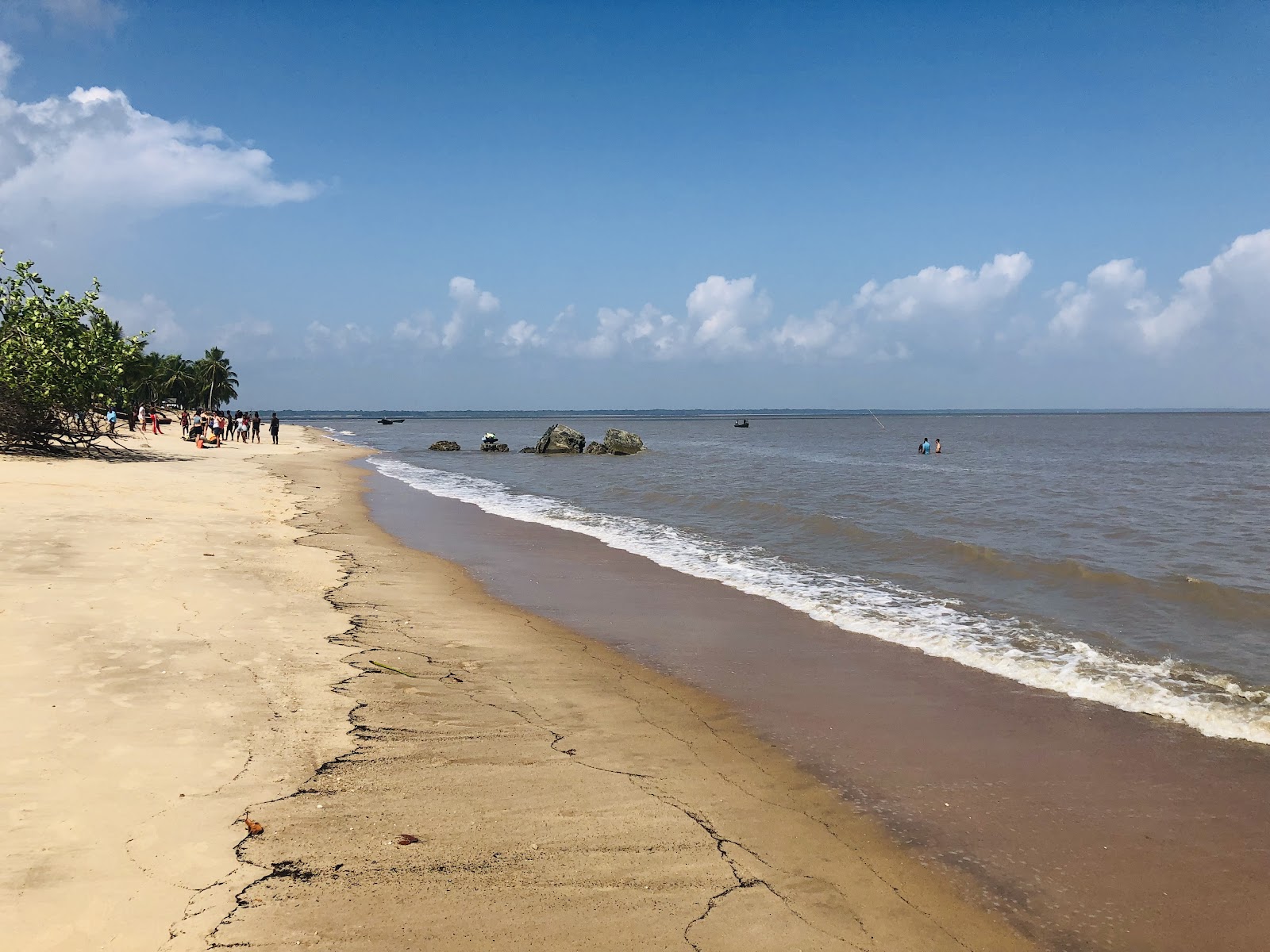 Foto di Plage des Hattes con una superficie del sabbia marrone
