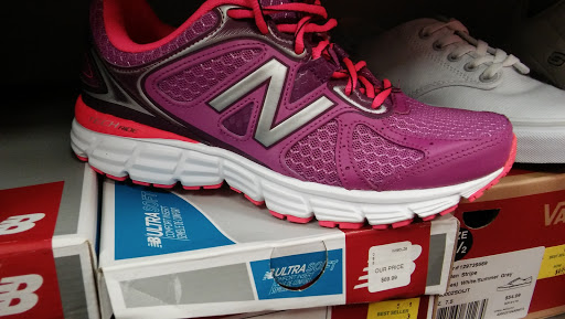 Shoe Store «Shoe Carnival», reviews and photos, 4835 W 77th St, Burbank, IL 60459, USA