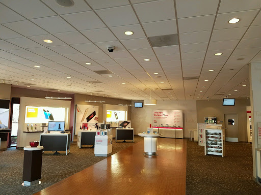 Cell Phone Store «Verizon», reviews and photos, 7723 N Blackstone Ave #101, Fresno, CA 93720, USA