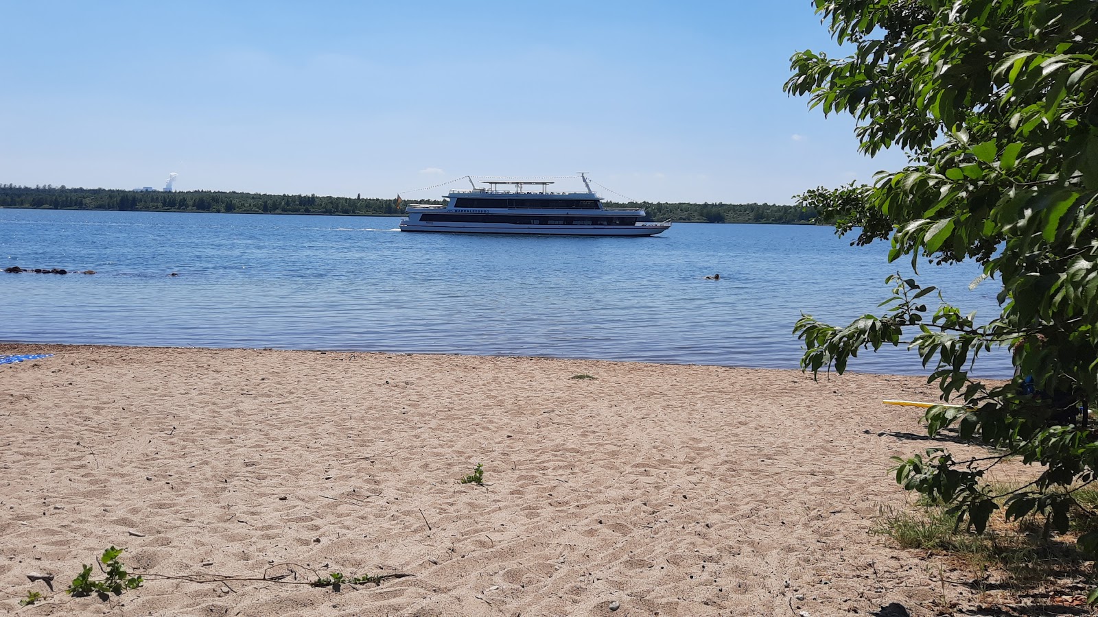 Markkleeberg Strandbad'in fotoğrafı geniş bir kıyı şeridi ile birlikte