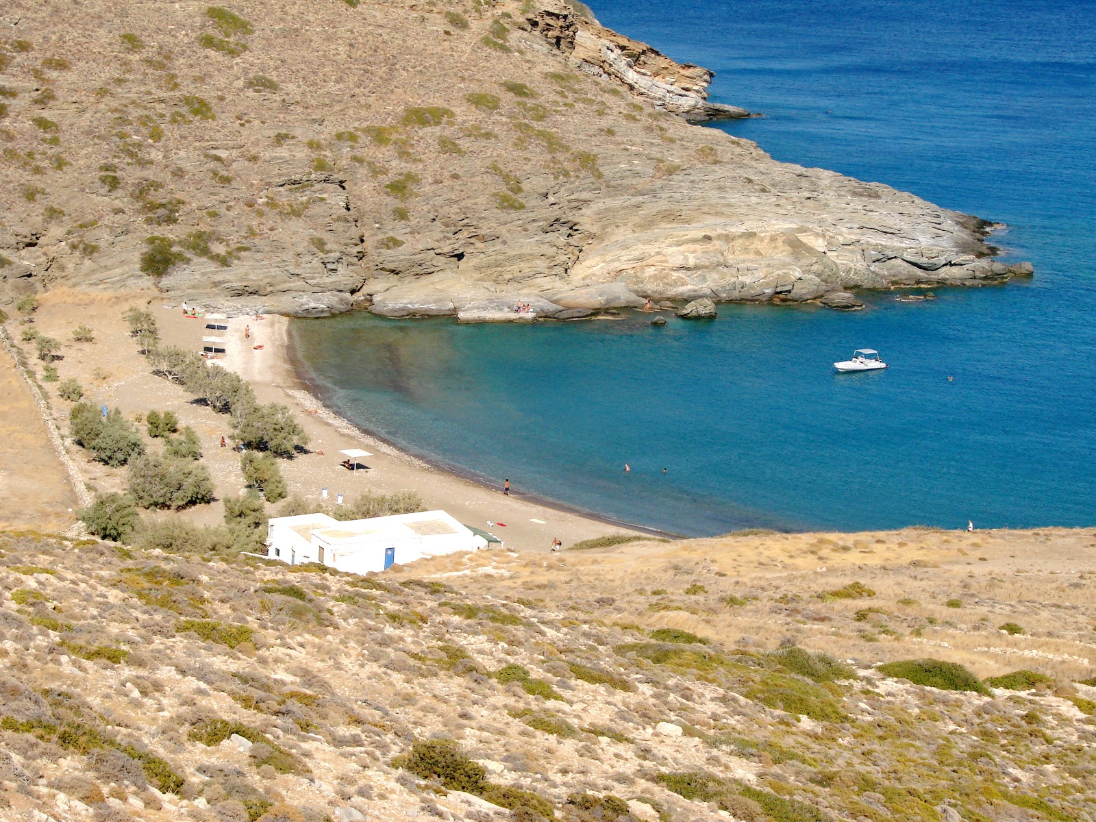 Foto van Agios Georgios met turquoise puur water oppervlakte