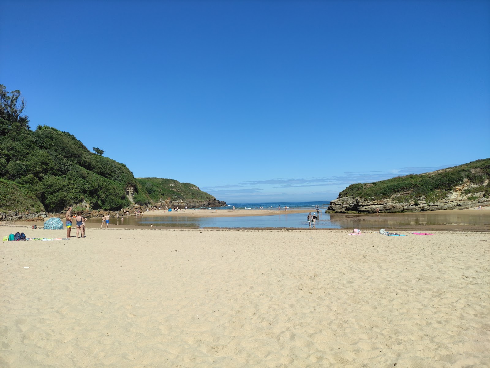 Foto de Playa de Galizano com água cristalina superfície