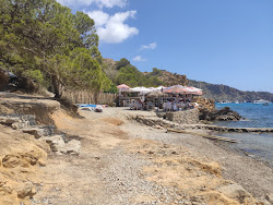 Photo de Playa Es Xarcu protégé par des falaises