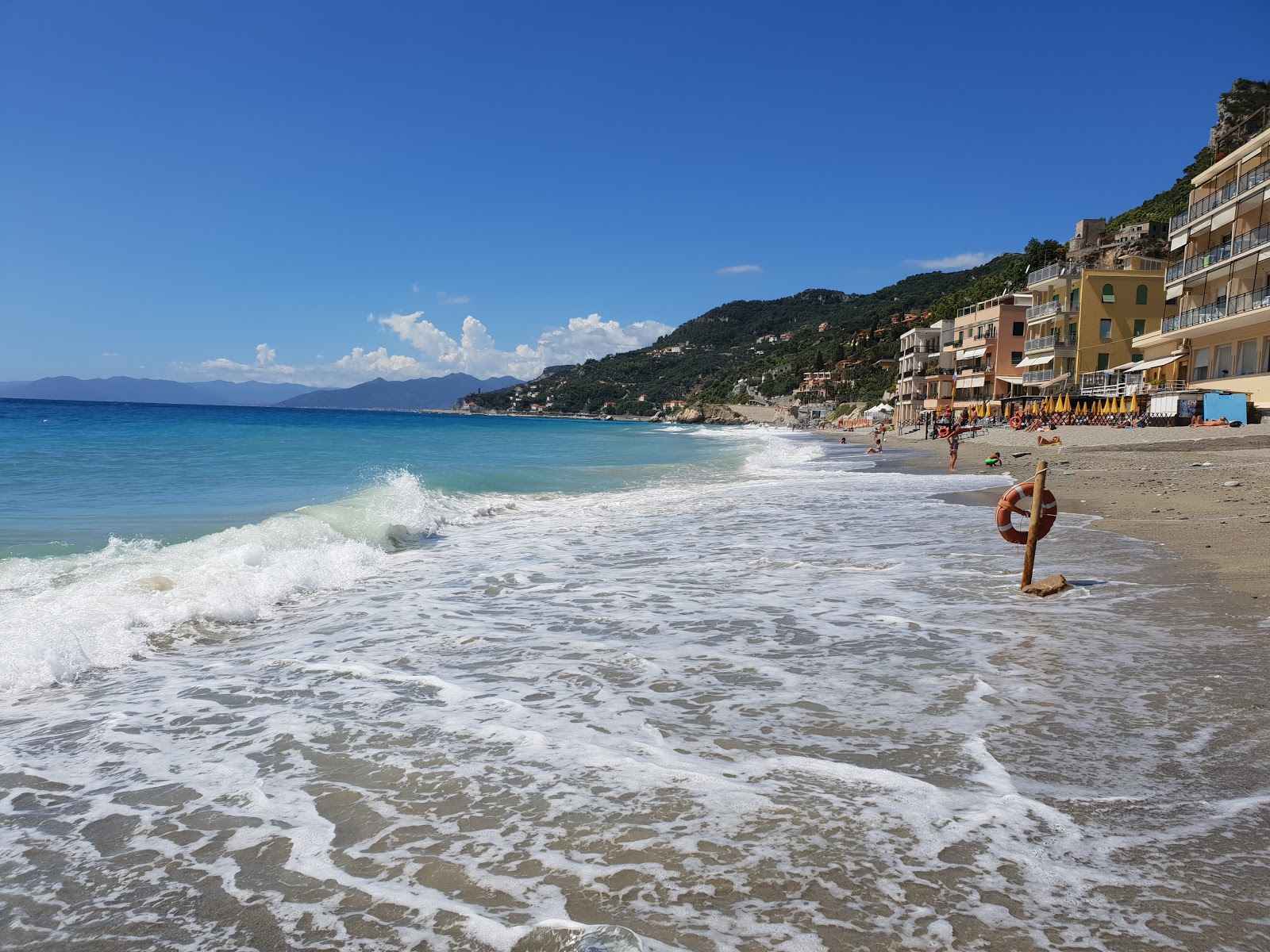 Photo de Spiaggia libera di Varigotti avec un niveau de propreté de très propre