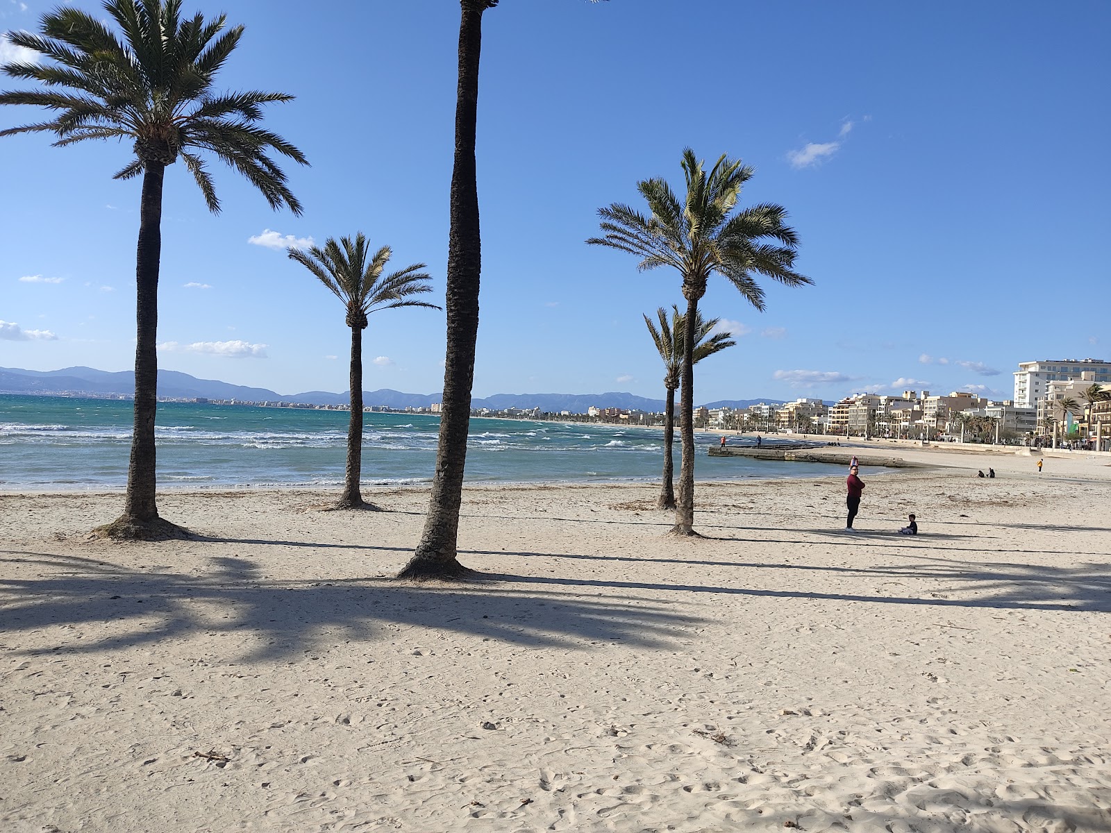 Platja de s'Arenal (Palma)的照片 带有碧绿色纯水表面