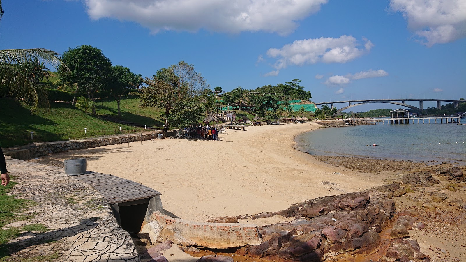Foto di Pantai Jembatan 5 con una superficie del sabbia beige