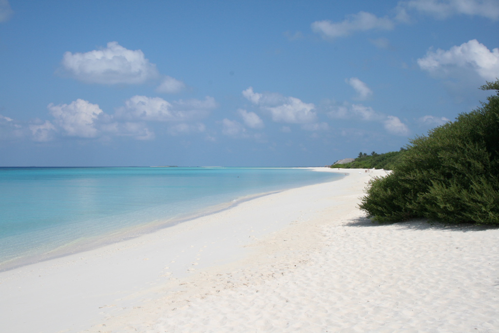 Fotografie cu Plaja Madhiriguraidhoo cu o suprafață de apa pură turcoaz