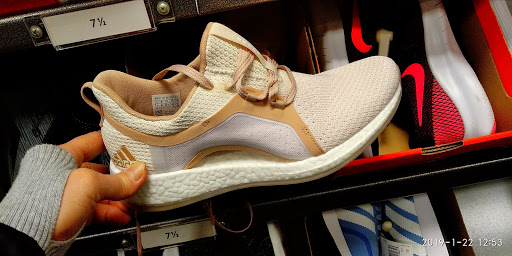 Department Store «Nordstrom Rack Chicago Avenue», reviews and photos, 101 E Chicago Ave, Chicago, IL 60611, USA