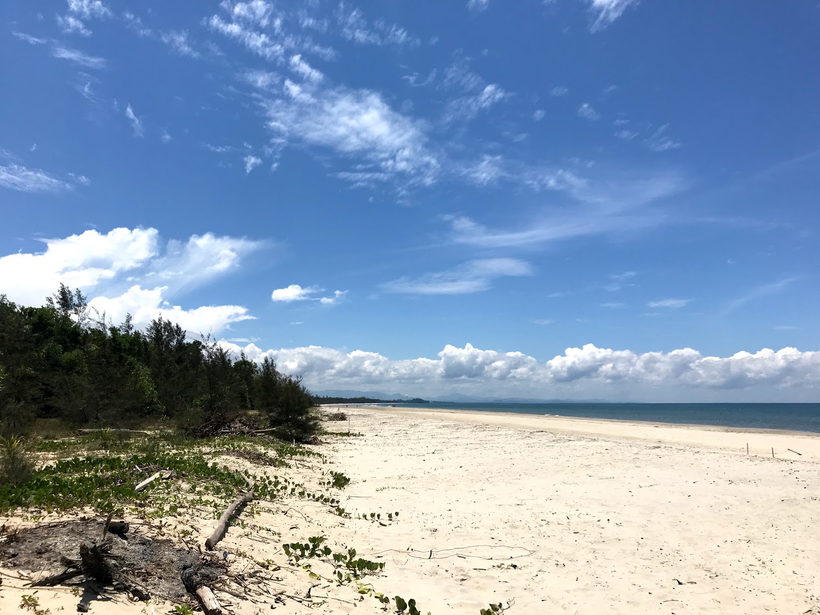 Foto af Telinting Beach med lys sand overflade