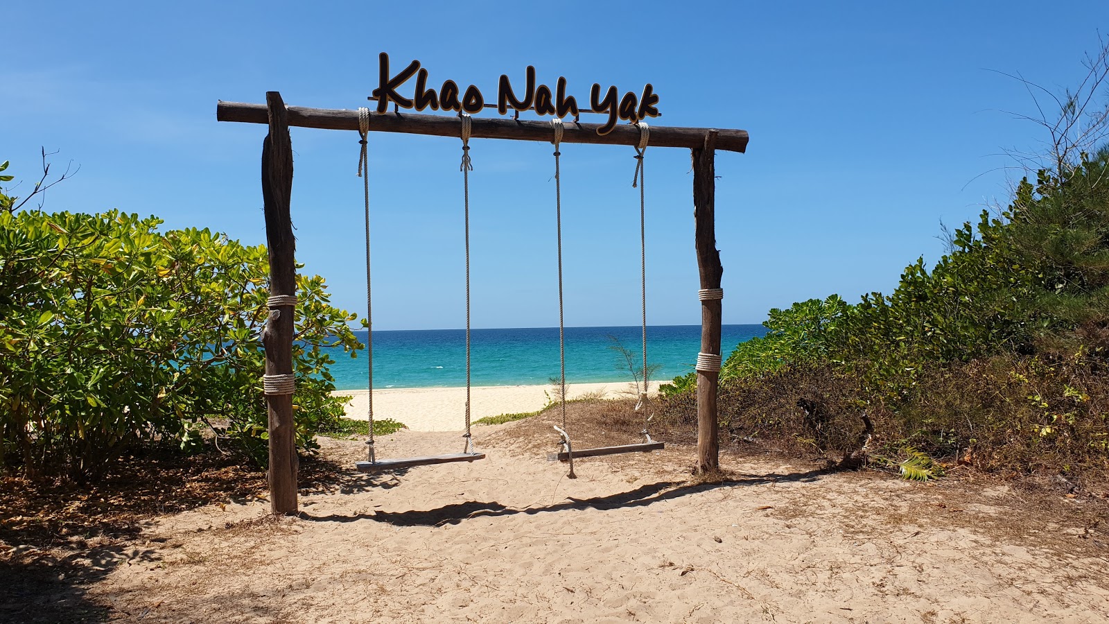 Foto von Khao Na Yak Golden Beach und seine wunderschöne Landschaft