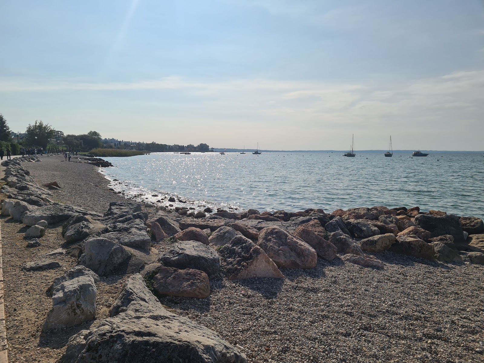 Spiaggia Lido di Cisano'in fotoğrafı geniş plaj ile birlikte