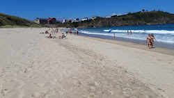 Zdjęcie Playa de San Antonio otoczony górami