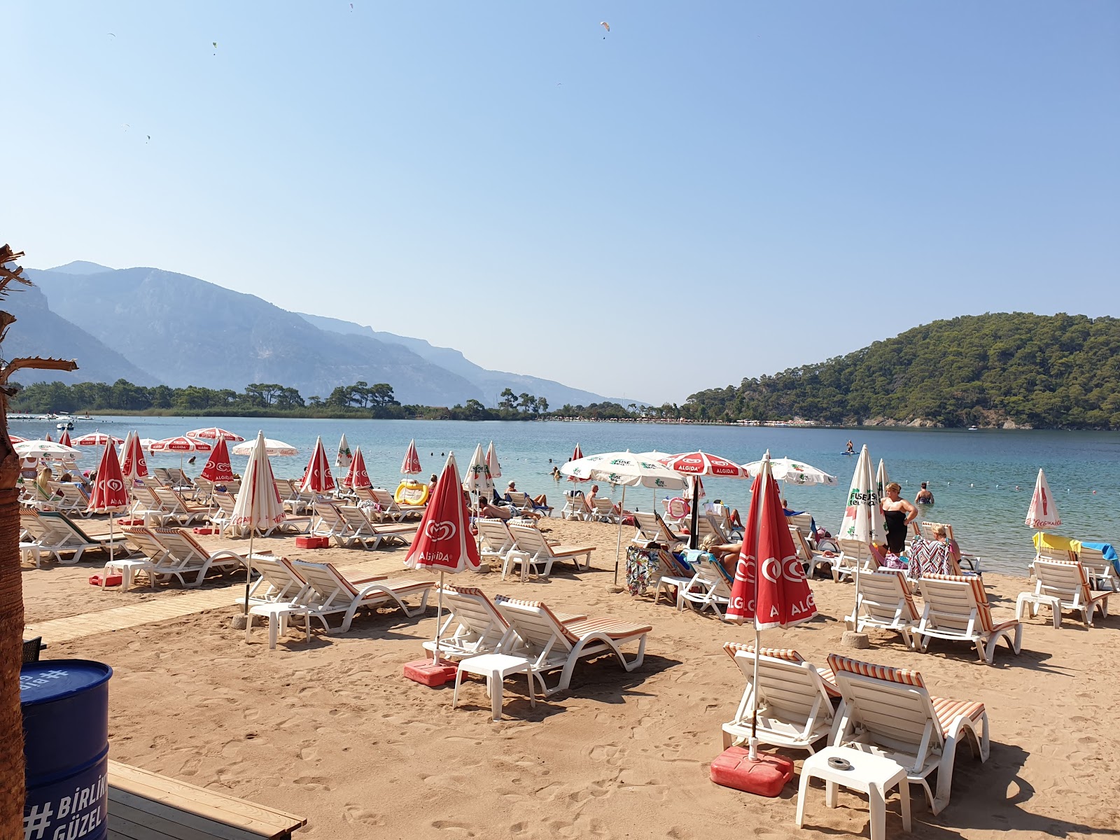 Foto di Spiaggia di Billy con una superficie del acqua cristallina