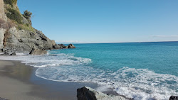 Photo de L'Ultima Beach entouré de montagnes