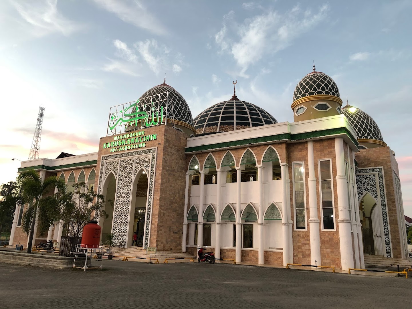 Gambar Masjid Agung Darussalihin Idi