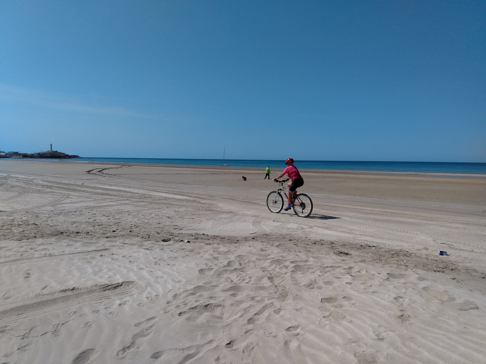 Foto de Playa Puerto Lobos con costa recta y larga