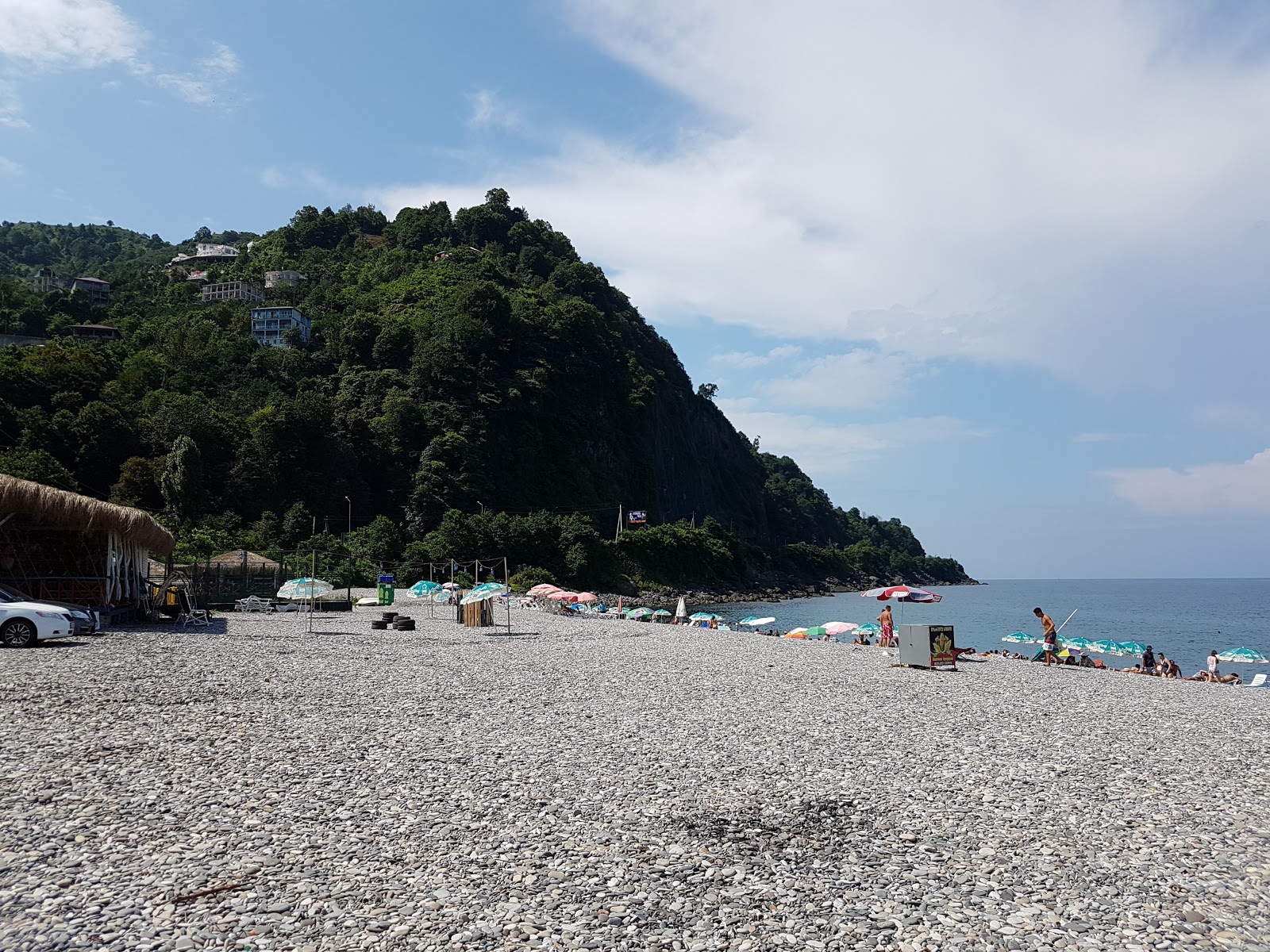 Kvariati beach'in fotoğrafı - rahatlamayı sevenler arasında popüler bir yer
