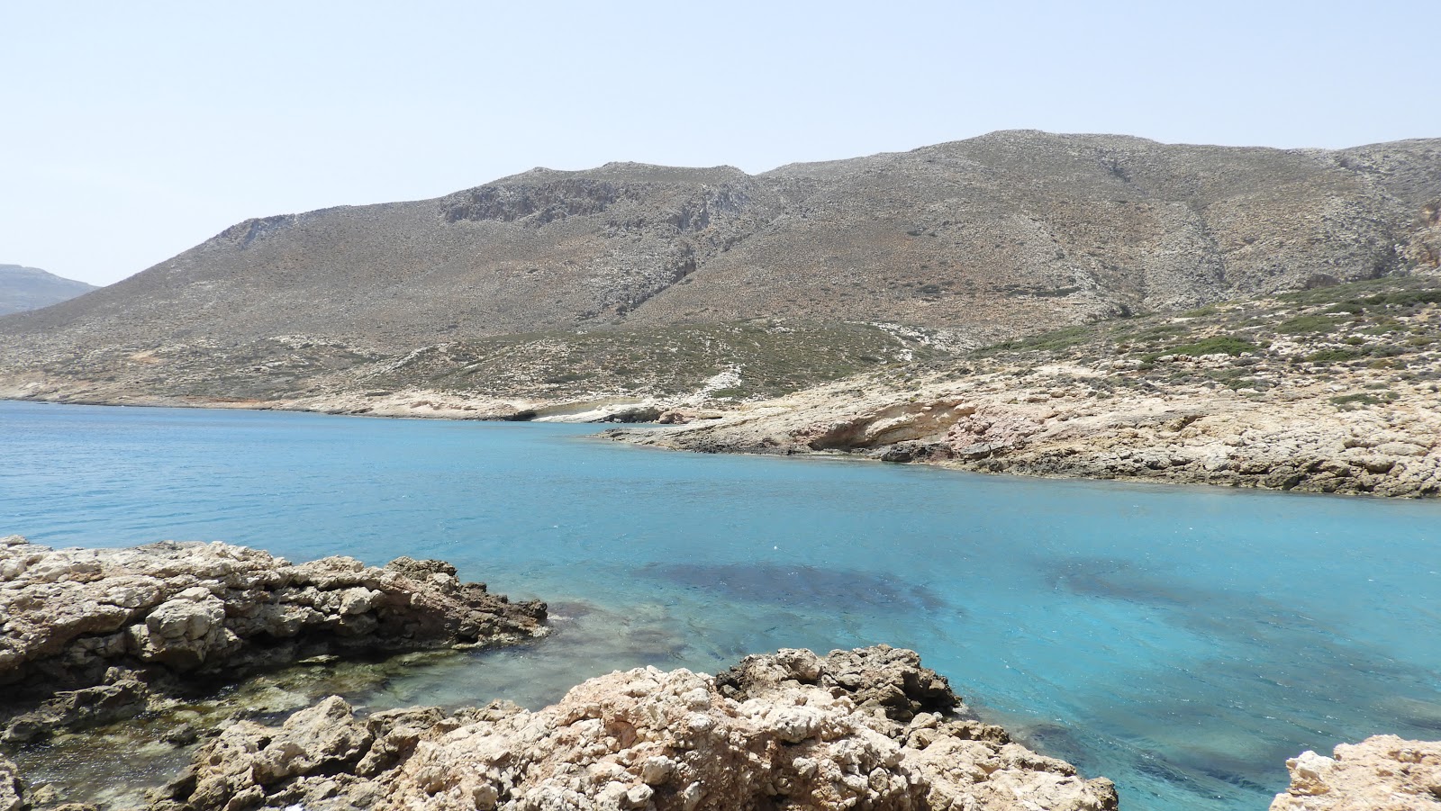 Foto von Skinias beach mit türkisfarbenes wasser Oberfläche