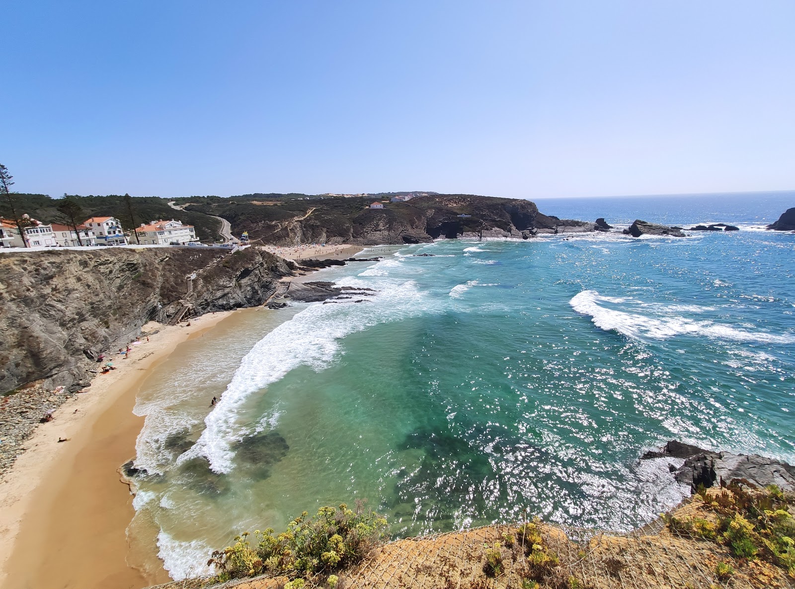 Zambujeira do Mar'in fotoğrafı parlak ince kum yüzey ile