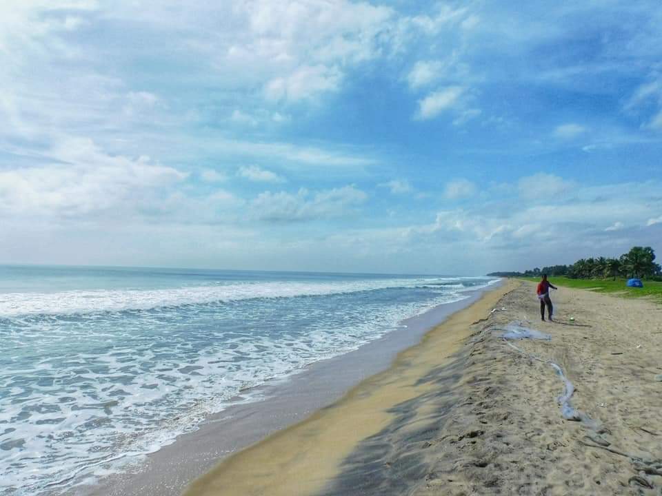 Photo de Pudhukuppam Beach avec sable fin et lumineux de surface