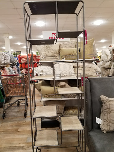 Shoe Store «DSW Designer Shoe Warehouse», reviews and photos, 4910 S Baldwin Rd, Lake Orion, MI 48359, USA