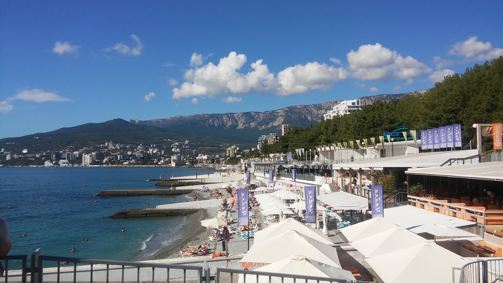Foto di Yalta beach sorretto da scogliere