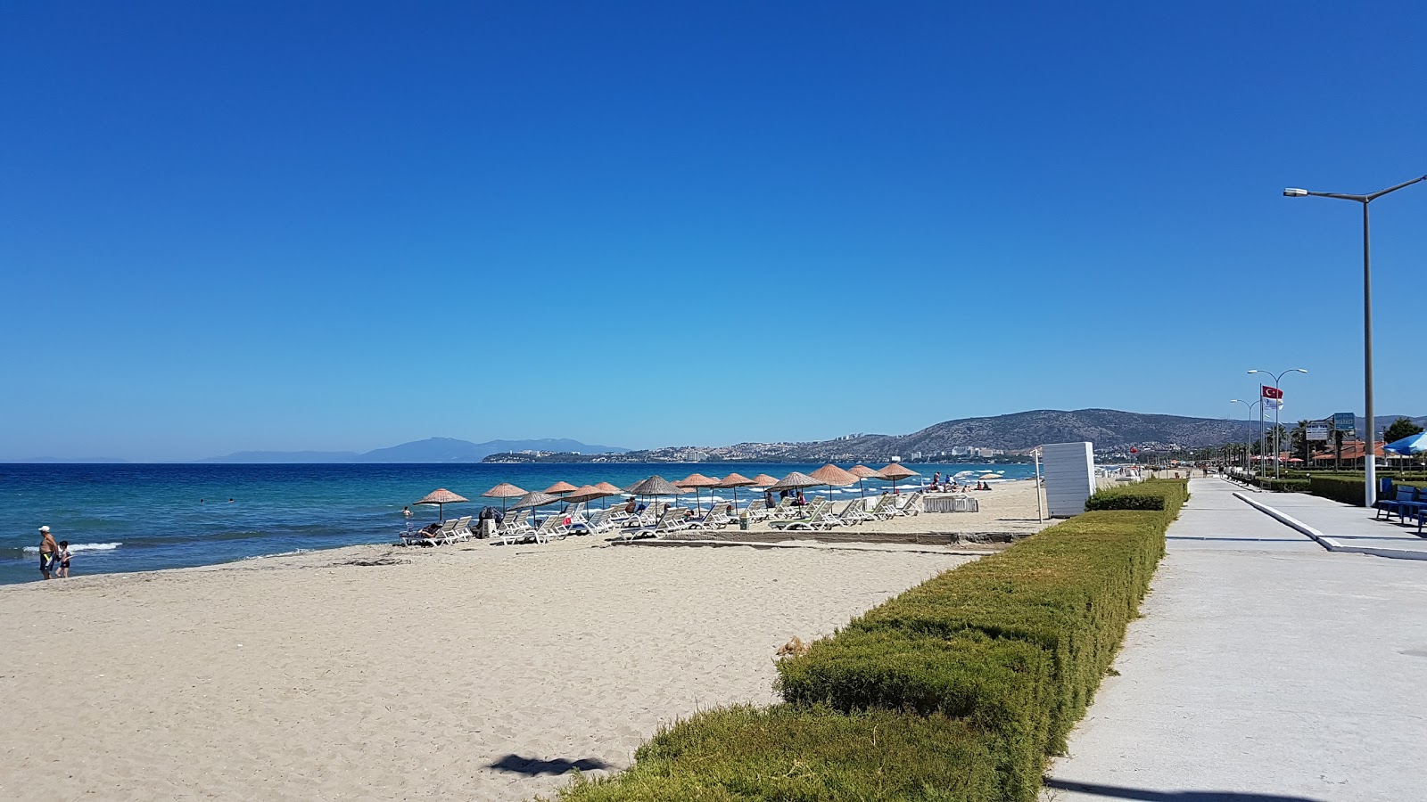 Kusadasi Plaj的照片 带有明亮的沙子表面