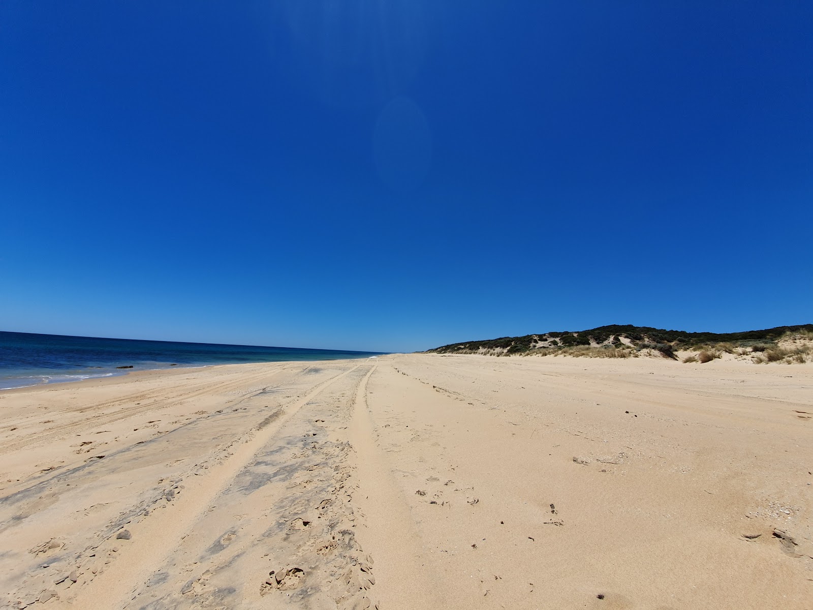 Foto van Buffalo Beach met helder zand oppervlakte
