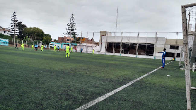 Opiniones de Estadio Campolo Alcalde en La Perla - Campo de fútbol