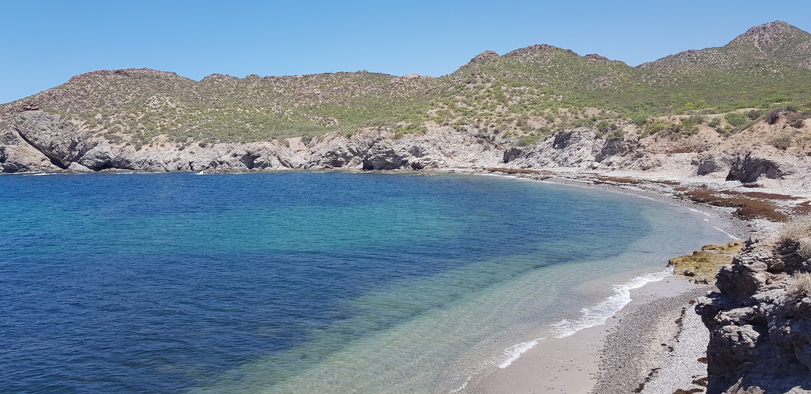 Fotografija El Choyudito beach z sivi kamenček površino
