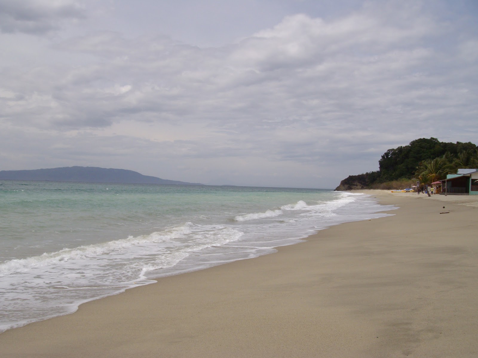 Zdjęcie Bayanan Beach z powierzchnią jasny piasek