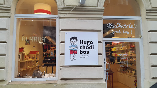 Hugo chodí bos