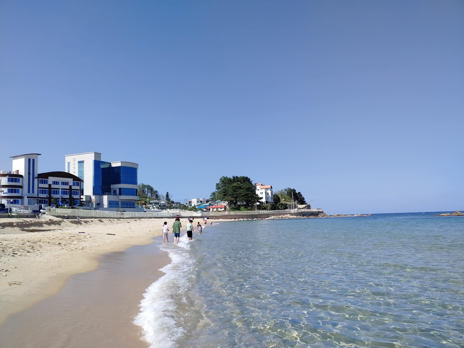 Chodo Beach的照片 带有碧绿色纯水表面